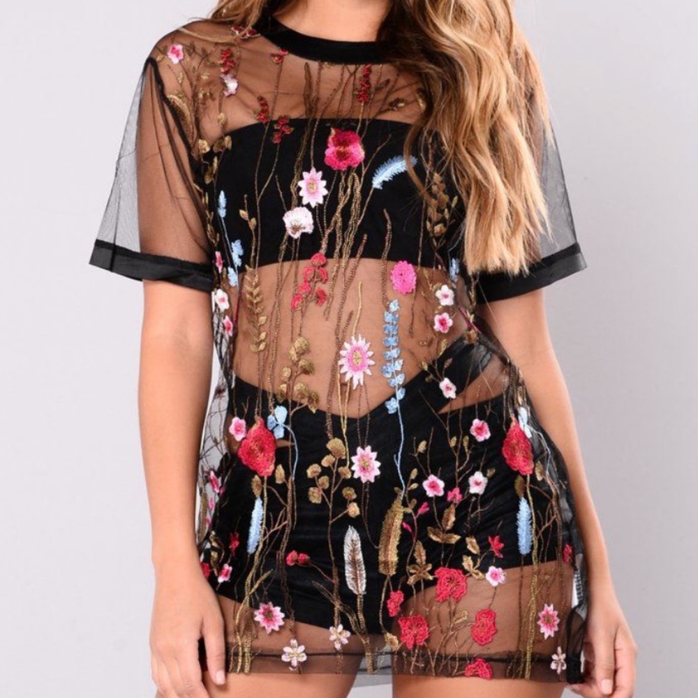 Fashion nova Raining daises mesh top